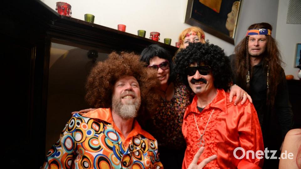 Mit Johnny Gold und DJ Tom durch die Partynacht in Amberg. Der Schlaghosenball brachte auch heuer wieder pure Partystimmung in das Casino Wirtshaus. Bild: brü