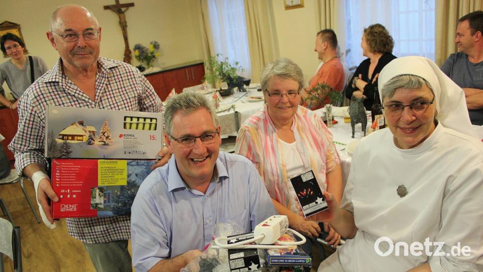 Sehnlichster Wunsch der Schwestern war ein Ersatz für die defekte Christbaumbeleuchtung. So hatte die Nabburger Delegation gleich mehrere Varianten mitgebracht. Traditionell weiß für die deutschen Schwestern und farbenfroh bunt für die einheimischen Sisters. Joseph Ferstl und Pfarrer Hannes Lorenz (von links) übergaben sie zu treuen Händen an Sr. Melinda (rechts), mit den Worten: „Das nächste Weihnachten kommt bestimmt., dann brennen Kerzen aus Nabburg und erinnern an die Heimat.“ Bild: bph