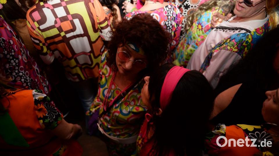 Mit Johnny Gold und DJ Tom durch die Partynacht in Amberg. Der Schlaghosenball brachte auch heuer wieder pure Partystimmung in das Casino Wirtshaus. Bild: brü