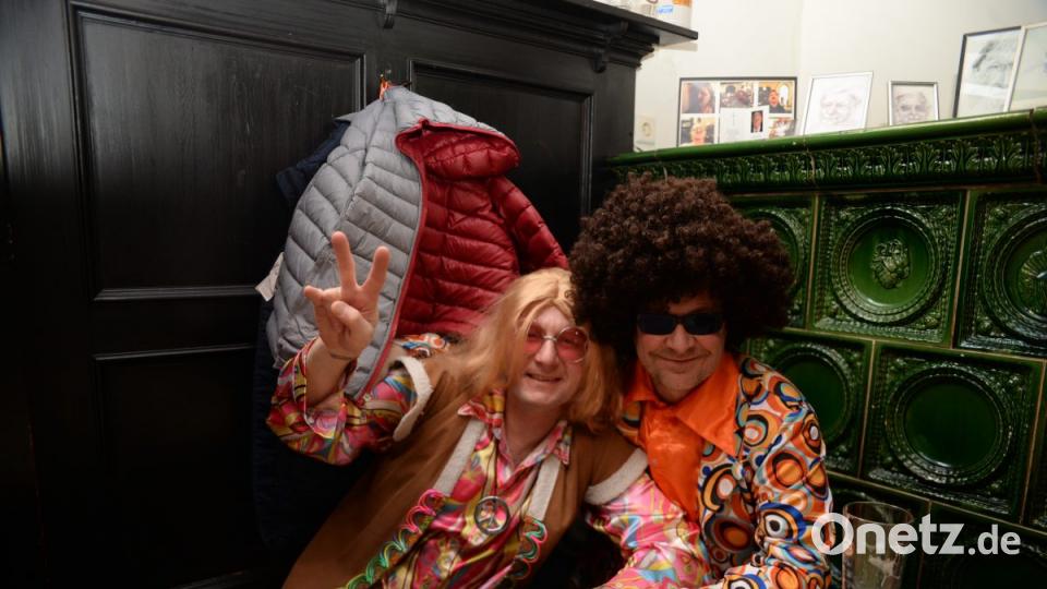 Mit Johnny Gold und DJ Tom durch die Partynacht in Amberg. Der Schlaghosenball brachte auch heuer wieder pure Partystimmung in das Casino Wirtshaus. Bild: brü