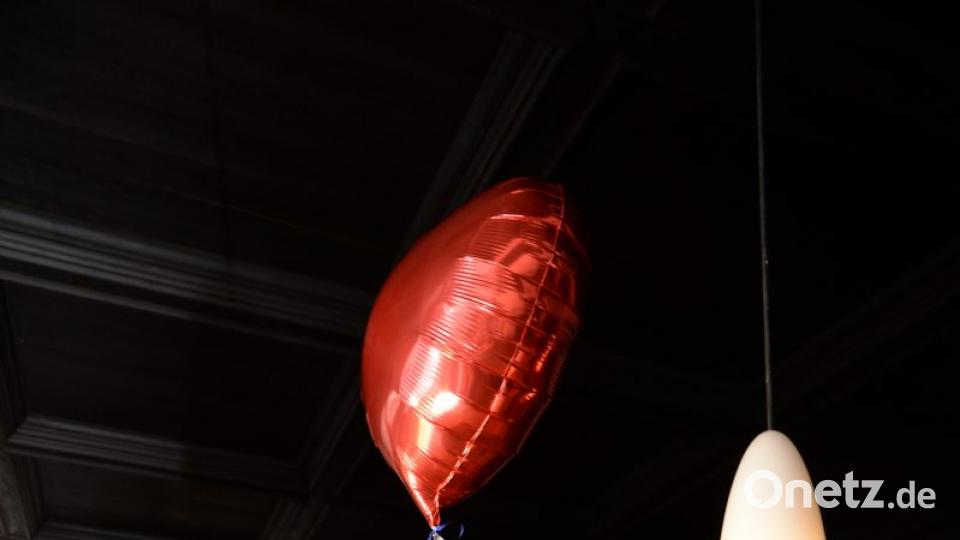 Mit Johnny Gold und DJ Tom durch die Partynacht in Amberg. Der Schlaghosenball brachte auch heuer wieder pure Partystimmung in das Casino Wirtshaus. Bild: brü