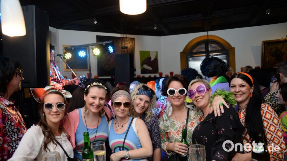 Mit Johnny Gold und DJ Tom durch die Partynacht in Amberg. Der Schlaghosenball brachte auch heuer wieder pure Partystimmung in das Casino Wirtshaus. Bild: brü