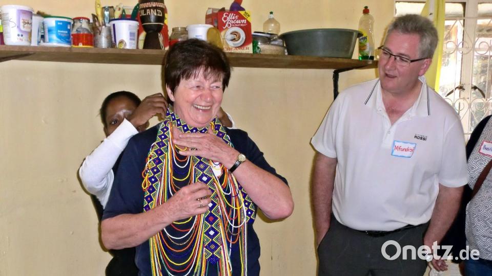 Kunstvollen Schmuck aus kleinen Glasperlen herstellen, das ist eine der Möglichkeiten für Zulu-Frauen sich in Heimarbeit etwas Geld zu verdienen. Nicht das prächtige Geschmeide aus der Anprobe (Bild), jedoch bunte Armreifen und Ohrgehänge, Sterne und andere Perlenarbeiten gibt es im Eine-Welt-Laden der Pfarrbücherei Nabburg. Bild: bph
