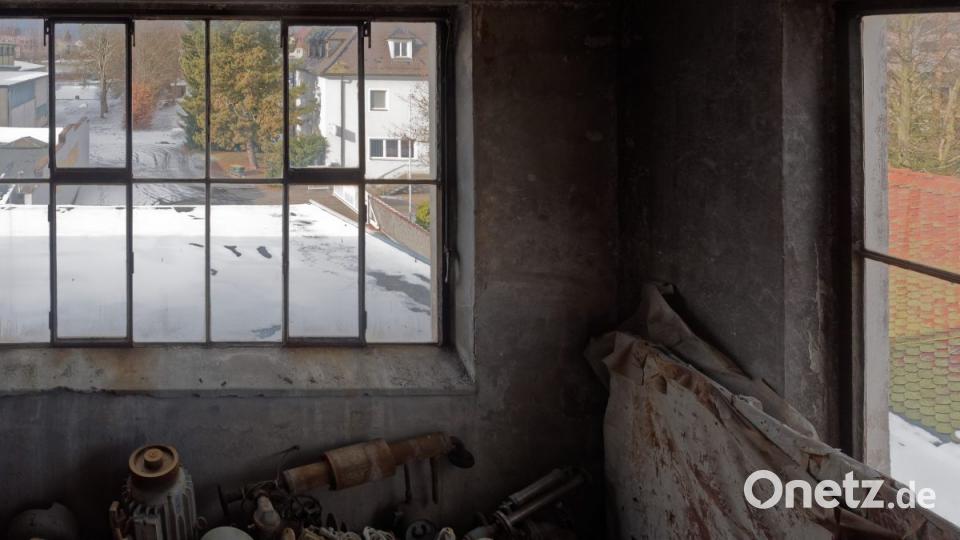 Ein Rundgang mit Werksleiter Michael Bauernfeind und Josef Engelmann durch die stillgelegte Produktionslinie der Tonwerke Schiedel in Wiesau. Bild: tr