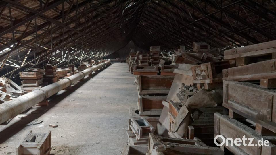 Ein Rundgang mit Werksleiter Michael Bauernfeind und Josef Engelmann durch die stillgelegte Produktionslinie der Tonwerke Schiedel in Wiesau. Bild: tr