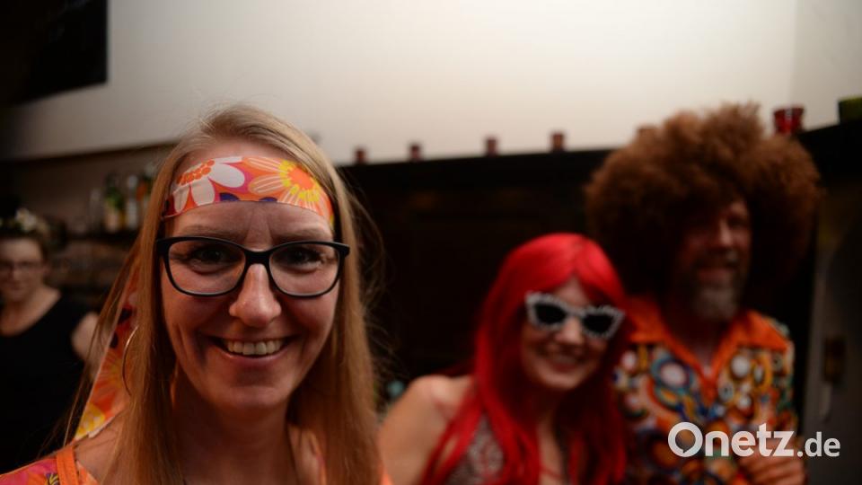 Mit Johnny Gold und DJ Tom durch die Partynacht in Amberg. Der Schlaghosenball brachte auch heuer wieder pure Partystimmung in das Casino Wirtshaus. Bild: brü