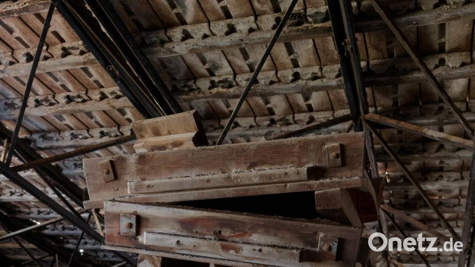 Ein Rundgang mit Werksleiter Michael Bauernfeind und Josef Engelmann durch die stillgelegte Produktionslinie der Tonwerke Schiedel in Wiesau. Bild: tr