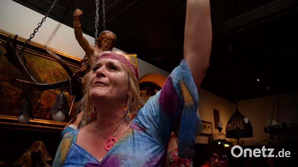 Mit Johnny Gold und DJ Tom durch die Partynacht in Amberg. Der Schlaghosenball brachte auch heuer wieder pure Partystimmung in das Casino Wirtshaus. Bild: brü