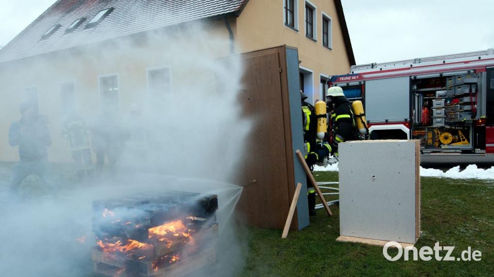 Die Feuerwehr Teunz hat einen &quot;Fog-Nail&quot; im Einsatz. Damit können Brände &quot;durch die Wand&quot; gelöscht werden. Bild: Alexander Unger