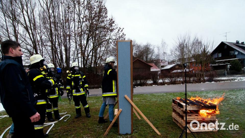 Die Feuerwehr Teunz hat einen &quot;Fog-Nail&quot; im Einsatz. Damit können Brände &quot;durch die Wand&quot; gelöscht werden. Bild: Alexander Unger