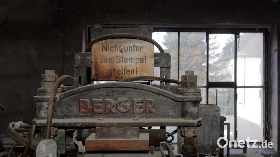 Ein Rundgang mit Werksleiter Michael Bauernfeind und Josef Engelmann durch die stillgelegte Produktionslinie der Tonwerke Schiedel in Wiesau. Bild: tr