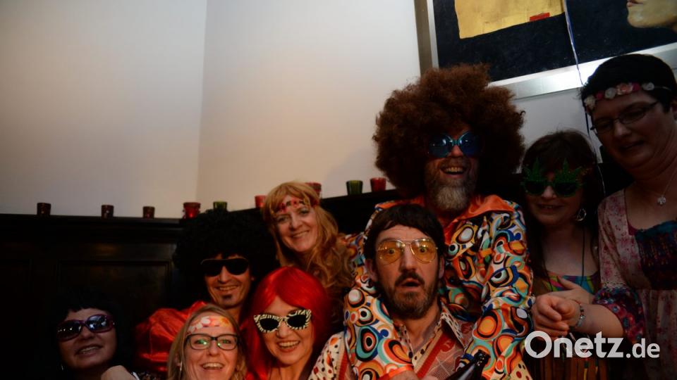 Mit Johnny Gold und DJ Tom durch die Partynacht in Amberg. Der Schlaghosenball brachte auch heuer wieder pure Partystimmung in das Casino Wirtshaus. Bild: brü