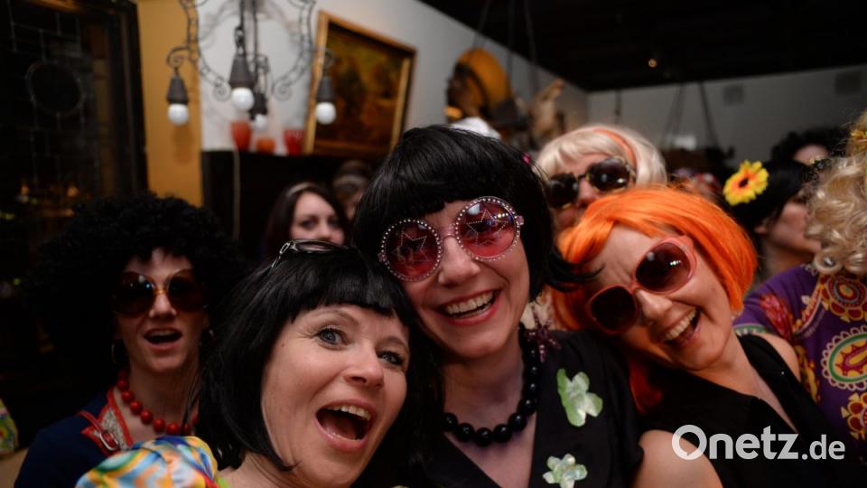 Mit Johnny Gold und DJ Tom durch die Partynacht in Amberg. Der Schlaghosenball brachte auch heuer wieder pure Partystimmung in das Casino Wirtshaus. Bild: brü