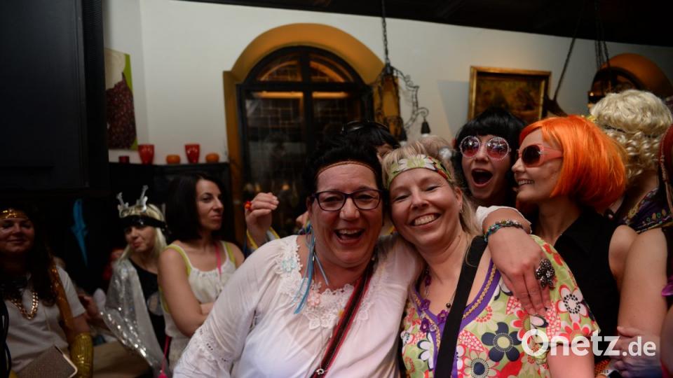 Mit Johnny Gold und DJ Tom durch die Partynacht in Amberg. Der Schlaghosenball brachte auch heuer wieder pure Partystimmung in das Casino Wirtshaus. Bild: brü