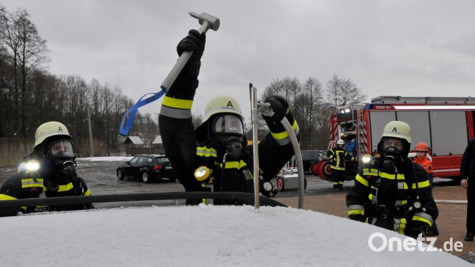Die Feuerwehr Teunz hat einen &quot;Fog-Nail&quot; im Einsatz. Damit können Brände &quot;durch die Wand&quot; gelöscht werden. Auch ein Fahrzeugdach bildet kein Hindernis für den Einsatz. Bild: Alexander Unger