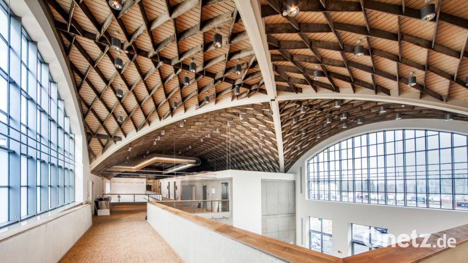 Markant ist die Deckenkonstruktion des Marinaforums in Lamellenbauweise. Bild: Regensburg Tourismus GmbH/Hans Bauer