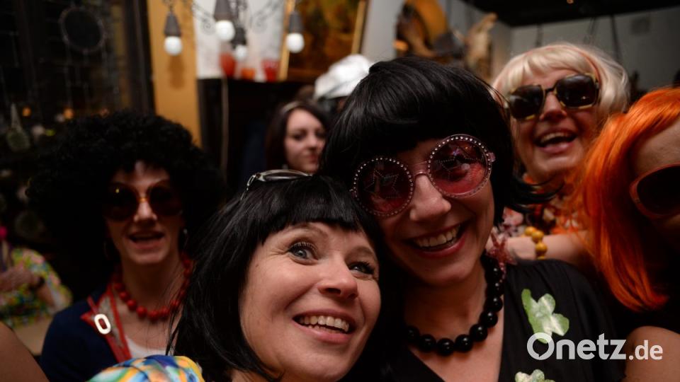 Mit Johnny Gold und DJ Tom durch die Partynacht in Amberg. Der Schlaghosenball brachte auch heuer wieder pure Partystimmung in das Casino Wirtshaus. Bild: brü