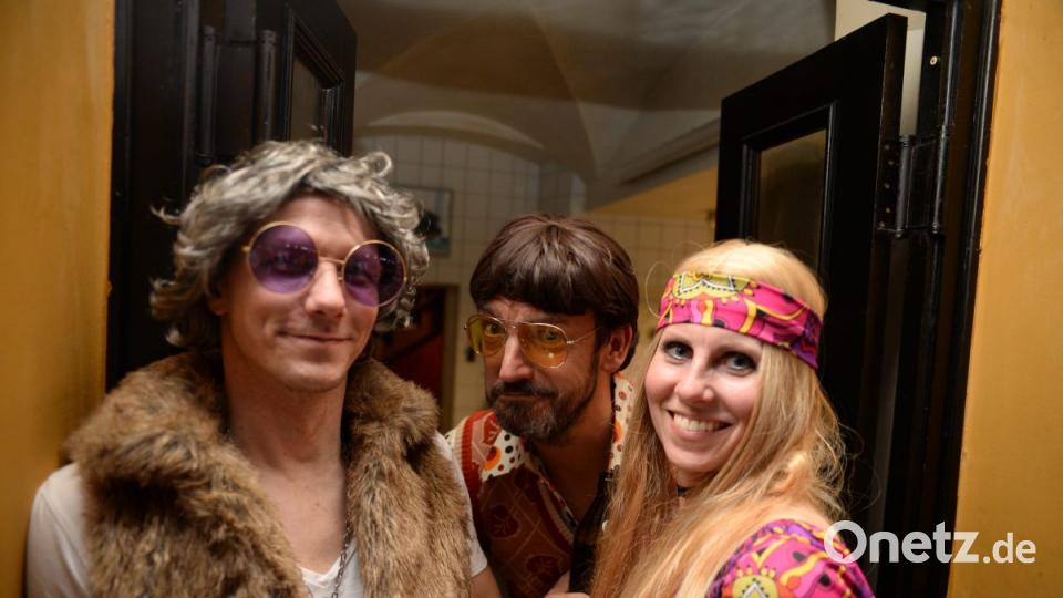 Mit Johnny Gold und DJ Tom durch die Partynacht in Amberg. Der Schlaghosenball brachte auch heuer wieder pure Partystimmung in das Casino Wirtshaus. Bild: brü