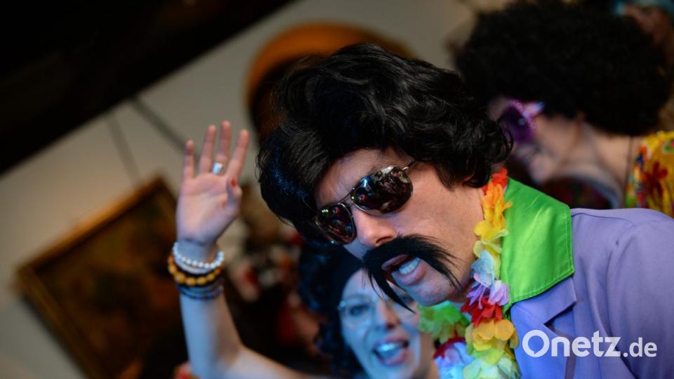 Mit Johnny Gold und DJ Tom durch die Partynacht in Amberg. Der Schlaghosenball brachte auch heuer wieder pure Partystimmung in das Casino Wirtshaus. Bild: brü