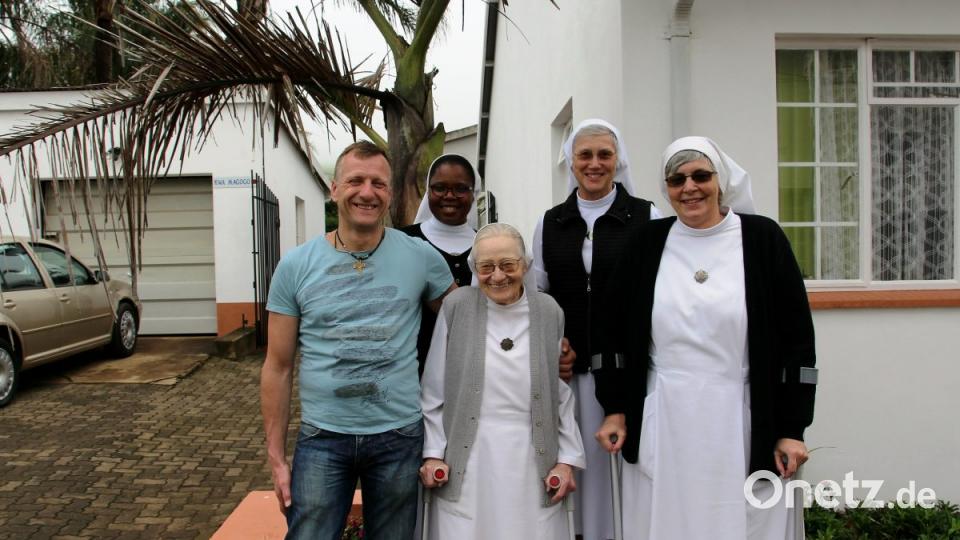 Sr. Arnulfina (Resi) Schöberl aus Pondorf, Gemeinde Winklarn, (3. von links) freute sich sehr über den Besuch ihres Neffen Markus Schöberl (links). Sie ist seit über 53 Jahren beim Konvent der Mallersdorfer Schwestern in Südafrika und war bis zu ihrem Ruhestand als Lehrerin in Vryheid tätig. Mit auf dem Erinnerungsbild (rechts) Sr. Melinda, eine Rheinländerin, verantwortlich für die Einzelpatenschaften und Sr. Ärztin Dr. M. Ellen Lindner (2. von links), die Gründerin und Leiterin der Sizanani Outreach Programme. Bild: bph