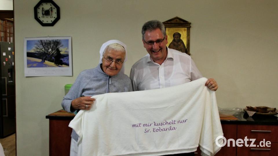 Beim Abschied stellten die Mitschwestern fest: „Sister Eobarda ist richtig aufgeblüht!“ Sie sieht voll Freude ihrem Heimaturlaub in diesem Sommer entgegen. Bis dahin darf Sr. Eobarda (links) in der heimatlichen Decke kuscheln, die Pfarrer Lorenz (rechts) zur Erinnerung an die beeindruckende Ordensfrau überreichte. Bild: bph