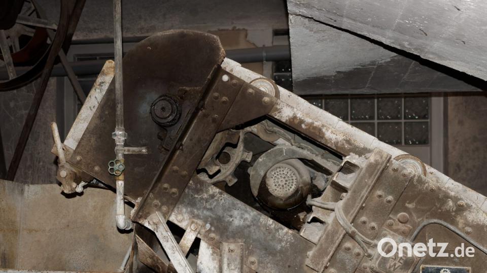 Ein Rundgang mit Werksleiter Michael Bauernfeind und Josef Engelmann durch die stillgelegte Produktionslinie der Tonwerke Schiedel in Wiesau. Bild: tr