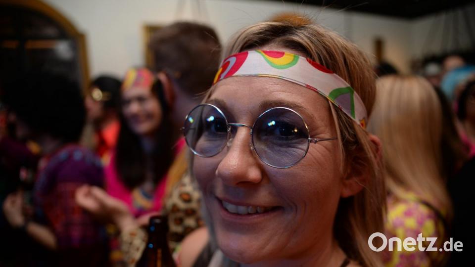 Mit Johnny Gold und DJ Tom durch die Partynacht in Amberg. Der Schlaghosenball brachte auch heuer wieder pure Partystimmung in das Casino Wirtshaus. Bild: brü