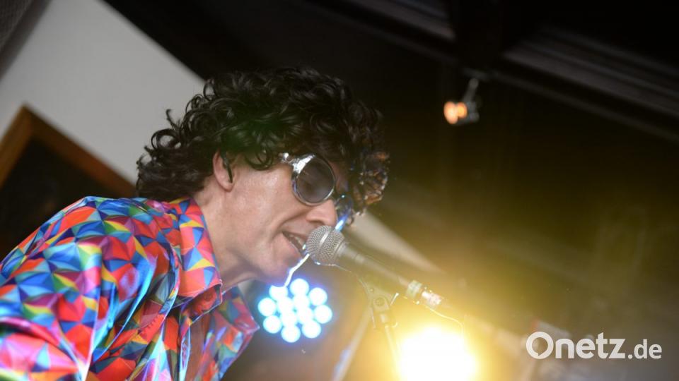 Mit Johnny Gold und DJ Tom durch die Partynacht in Amberg. Der Schlaghosenball brachte auch heuer wieder pure Partystimmung in das Casino Wirtshaus. Bild: brü