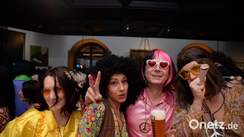 Mit Johnny Gold und DJ Tom durch die Partynacht in Amberg. Der Schlaghosenball brachte auch heuer wieder pure Partystimmung in das Casino Wirtshaus. Bild: brü