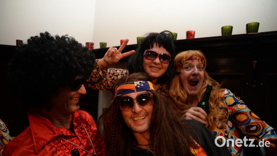 Mit Johnny Gold und DJ Tom durch die Partynacht in Amberg. Der Schlaghosenball brachte auch heuer wieder pure Partystimmung in das Casino Wirtshaus. Bild: brü