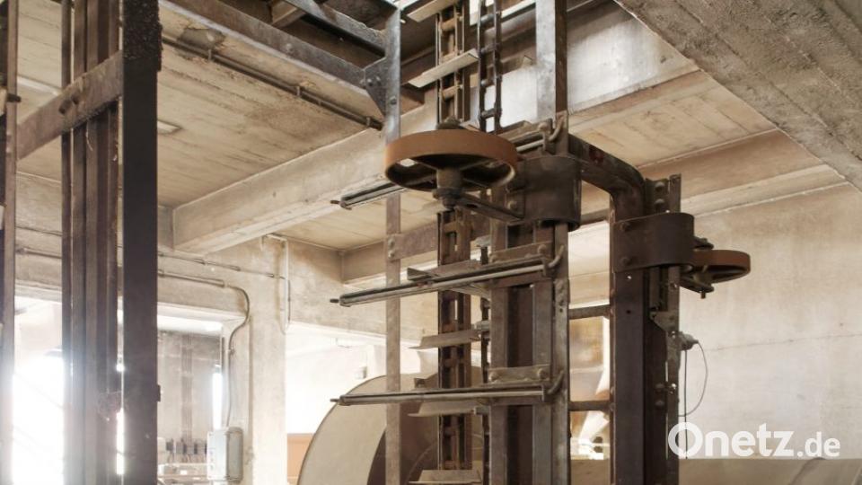 Ein Rundgang mit Werksleiter Michael Bauernfeind und Josef Engelmann durch die stillgelegte Produktionslinie der Tonwerke Schiedel in Wiesau. Bild: tr
