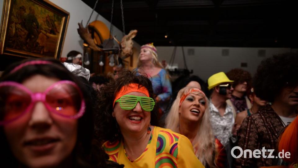 Mit Johnny Gold und DJ Tom durch die Partynacht in Amberg. Der Schlaghosenball brachte auch heuer wieder pure Partystimmung in das Casino Wirtshaus. Bild: brü