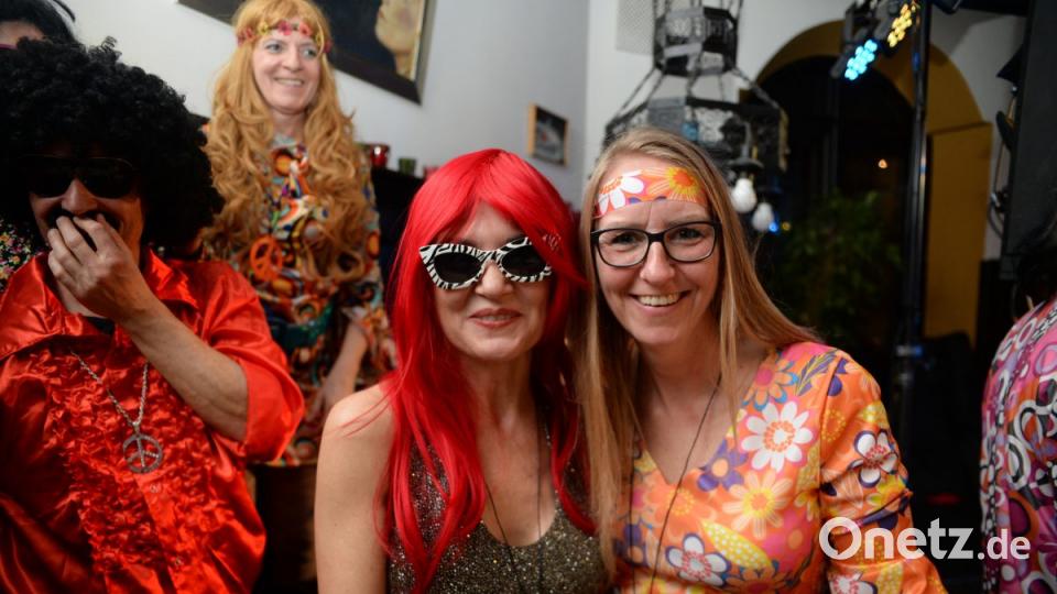 Mit Johnny Gold und DJ Tom durch die Partynacht in Amberg. Der Schlaghosenball brachte auch heuer wieder pure Partystimmung in das Casino Wirtshaus. Bild: brü