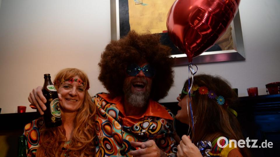 Mit Johnny Gold und DJ Tom durch die Partynacht in Amberg. Der Schlaghosenball brachte auch heuer wieder pure Partystimmung in das Casino Wirtshaus. Bild: brü