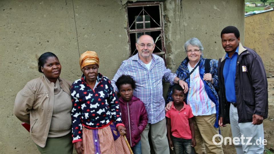 Viele Waisen sind sich selbst überlassen und werden von ihren Großeltern oder den minderjährigen Geschwistern erzogen. Eine 87-jährige Uroma (2. von links) kümmert sich um ihr beiden Urenkel, ein Mädchen mit 10 Jahren und einen Jungen mit 7 Jahren. Der Vater sitzt im Gefängnis. „Es fehlt die Mutter und der Vater für die Kinder und die Pflege für die Uroma“, so übereinstimmend Sozialarbeiterin Thilisiwe (links) und Fahrer Sabelo (rechts): Bild: bph