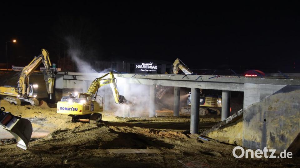Bei Regensburg wurden zeitgleich zwei Brücken abgerissen. Die Autobahn war rund 20 Stunden gesperrt. Bild: Alexander Auer