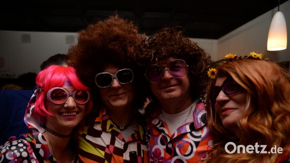 Mit Johnny Gold und DJ Tom durch die Partynacht in Amberg. Der Schlaghosenball brachte auch heuer wieder pure Partystimmung in das Casino Wirtshaus. Bild: brü