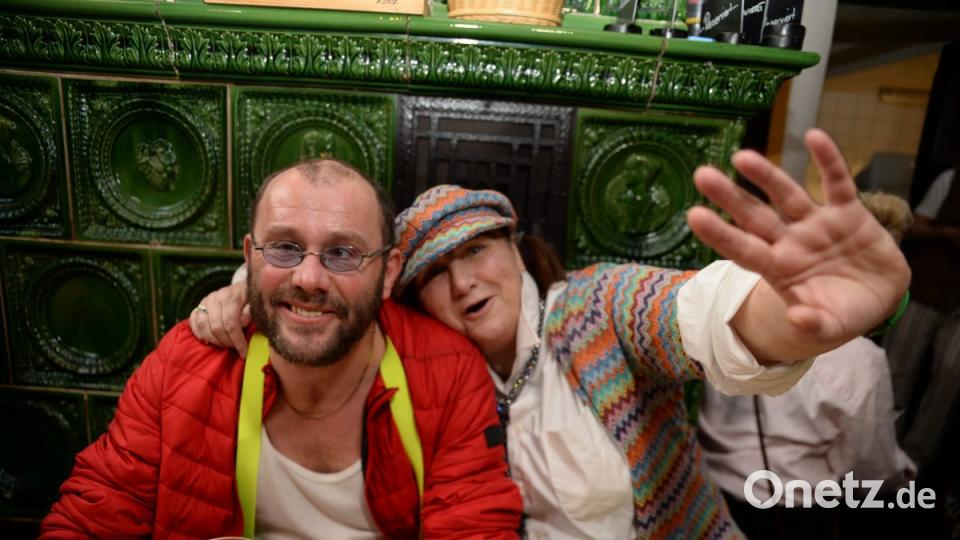 Mit Johnny Gold und DJ Tom durch die Partynacht in Amberg. Der Schlaghosenball brachte auch heuer wieder pure Partystimmung in das Casino Wirtshaus. Bild: brü