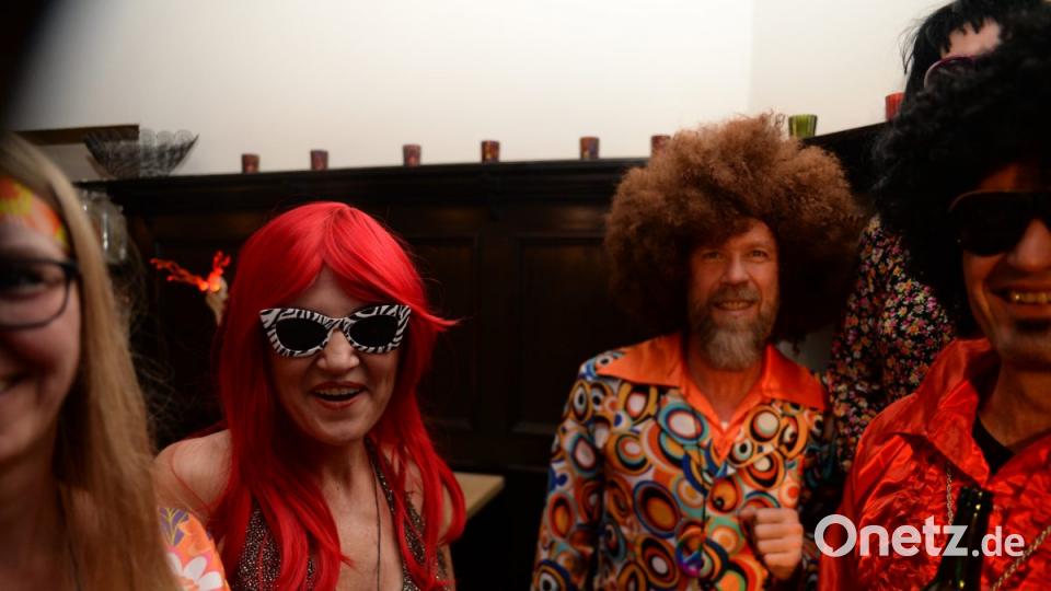 Mit Johnny Gold und DJ Tom durch die Partynacht in Amberg. Der Schlaghosenball brachte auch heuer wieder pure Partystimmung in das Casino Wirtshaus. Bild: brü