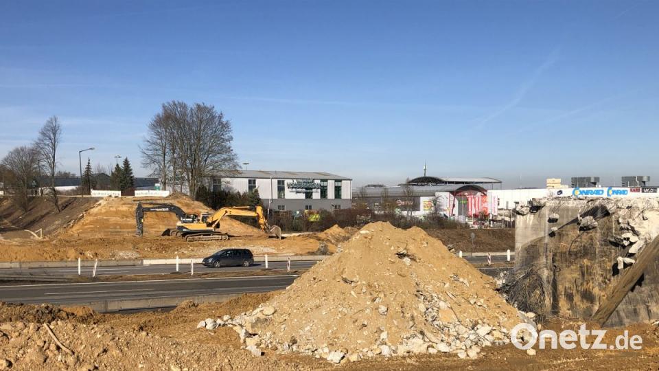 Bei Regensburg wurden zeitgleich zwei Brücken abgerissen. Die Autobahn war rund 20 Stunden gesperrt. Bild: Alexander Auer