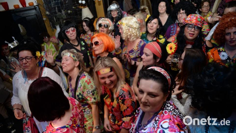 Mit Johnny Gold und DJ Tom durch die Partynacht in Amberg. Der Schlaghosenball brachte auch heuer wieder pure Partystimmung in das Casino Wirtshaus. Bild: brü