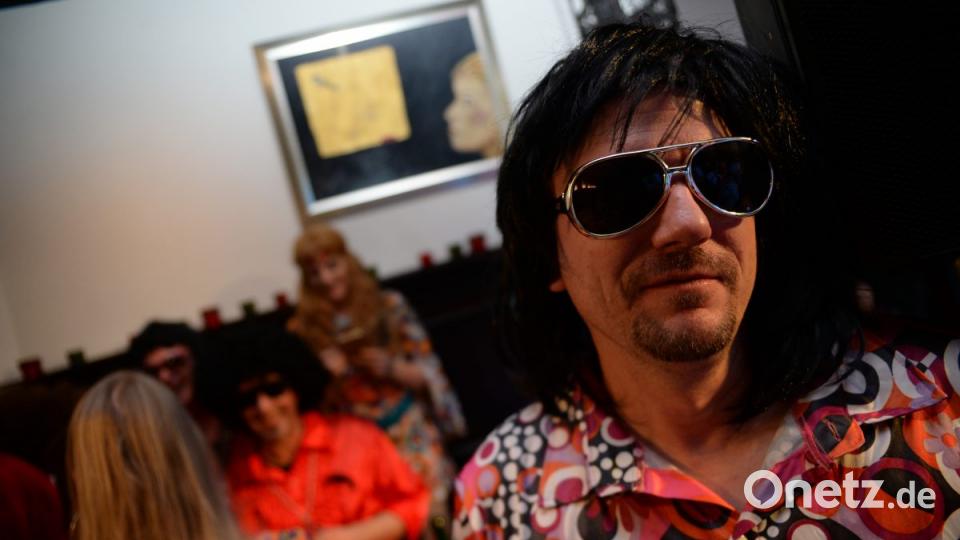 Mit Johnny Gold und DJ Tom durch die Partynacht in Amberg. Der Schlaghosenball brachte auch heuer wieder pure Partystimmung in das Casino Wirtshaus. Bild: brü