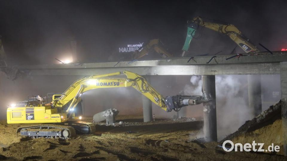 Bei Regensburg wurden zeitgleich zwei Brücken abgerissen. Die Autobahn war rund 20 Stunden gesperrt. Bild: Alexander Auer