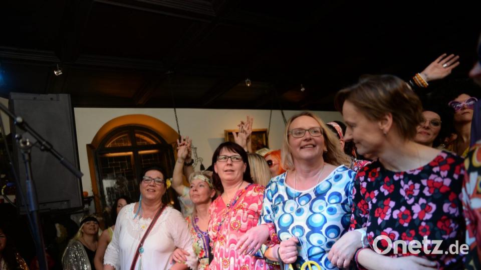 Mit Johnny Gold und DJ Tom durch die Partynacht in Amberg. Der Schlaghosenball brachte auch heuer wieder pure Partystimmung in das Casino Wirtshaus. Bild: brü