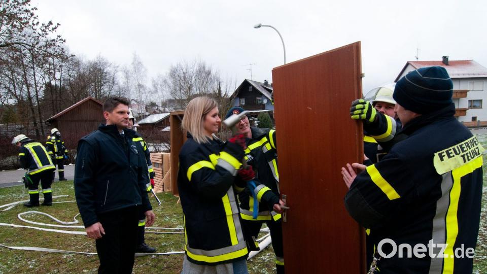 Die Feuerwehr Teunz hat einen &quot;Fog-Nail&quot; im Einsatz. Damit können Brände &quot;durch die Wand&quot; gelöscht werden. Um &quot;Zugang&quot; zum Raum zu erhalten, reicht ein kleines Loch beispielsweise in der Tür. Bild: Alexander Unger