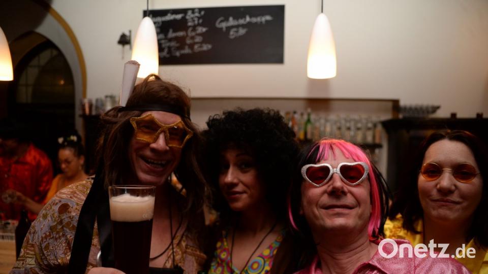 Mit Johnny Gold und DJ Tom durch die Partynacht in Amberg. Der Schlaghosenball brachte auch heuer wieder pure Partystimmung in das Casino Wirtshaus. Bild: brü