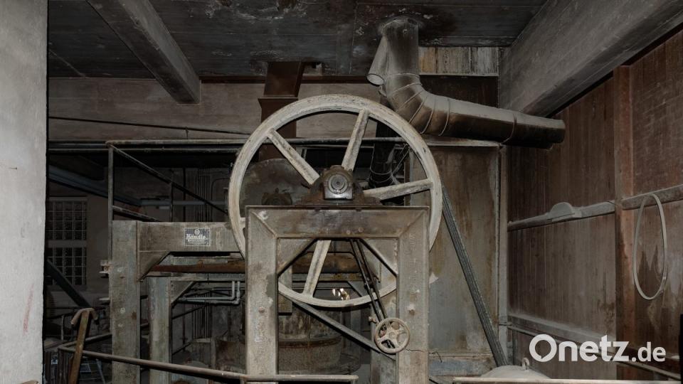 Ein Rundgang mit Werksleiter Michael Bauernfeind und Josef Engelmann durch die stillgelegte Produktionslinie der Tonwerke Schiedel in Wiesau. Bild: tr