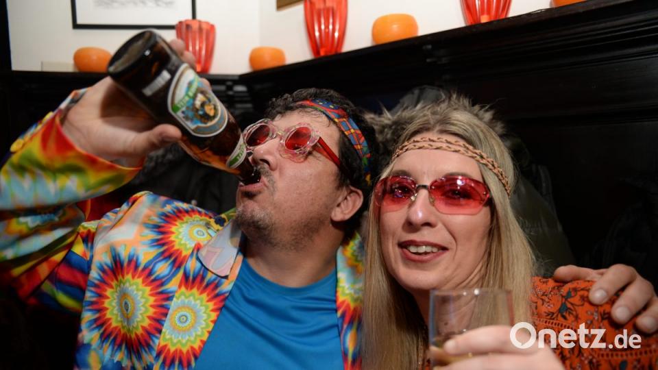 Mit Johnny Gold und DJ Tom durch die Partynacht in Amberg. Der Schlaghosenball brachte auch heuer wieder pure Partystimmung in das Casino Wirtshaus. Bild: brü