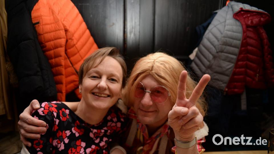 Mit Johnny Gold und DJ Tom durch die Partynacht in Amberg. Der Schlaghosenball brachte auch heuer wieder pure Partystimmung in das Casino Wirtshaus. Bild: brü