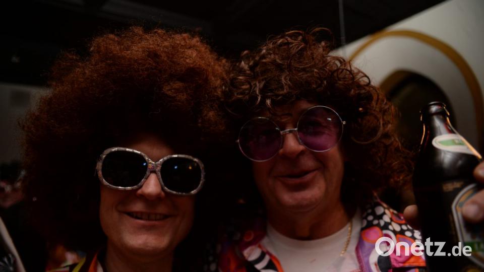 Mit Johnny Gold und DJ Tom durch die Partynacht in Amberg. Der Schlaghosenball brachte auch heuer wieder pure Partystimmung in das Casino Wirtshaus. Bild: brü